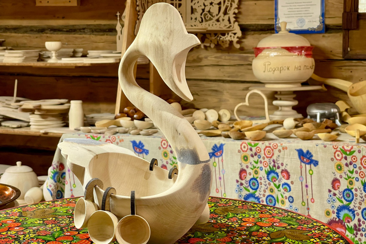 Семенов Нижегородской области     — удивительный русский город с     французской планировкой улиц, затерянный в     заповедных лесах. Он     встречает гостей сказочной хохломой и     дружелюбной матрешкой. Вот уж     действительно край контрастов! С     середины XVII века там скрывались тысячи людей, несогласных с     церковной реформой патриарха Никона. Община староверов сильна и     сегодня. Все самые интересные детали     — в     новом туре выходного дня!