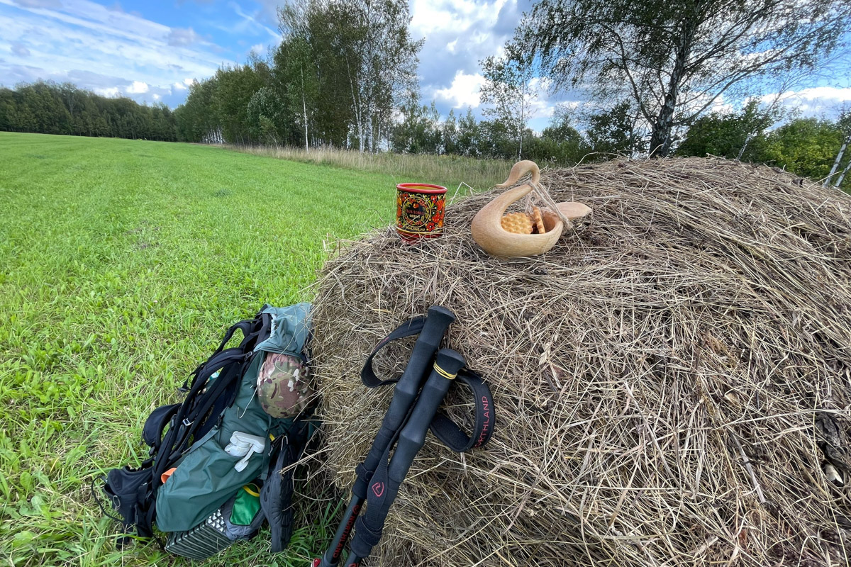 Семенов Нижегородской области     — удивительный русский город с     французской планировкой улиц, затерянный в     заповедных лесах. Он     встречает гостей сказочной хохломой и     дружелюбной матрешкой. Вот уж     действительно край контрастов! С     середины XVII века там скрывались тысячи людей, несогласных с     церковной реформой патриарха Никона. Община староверов сильна и     сегодня. Все самые интересные детали     — в     новом туре выходного дня!
