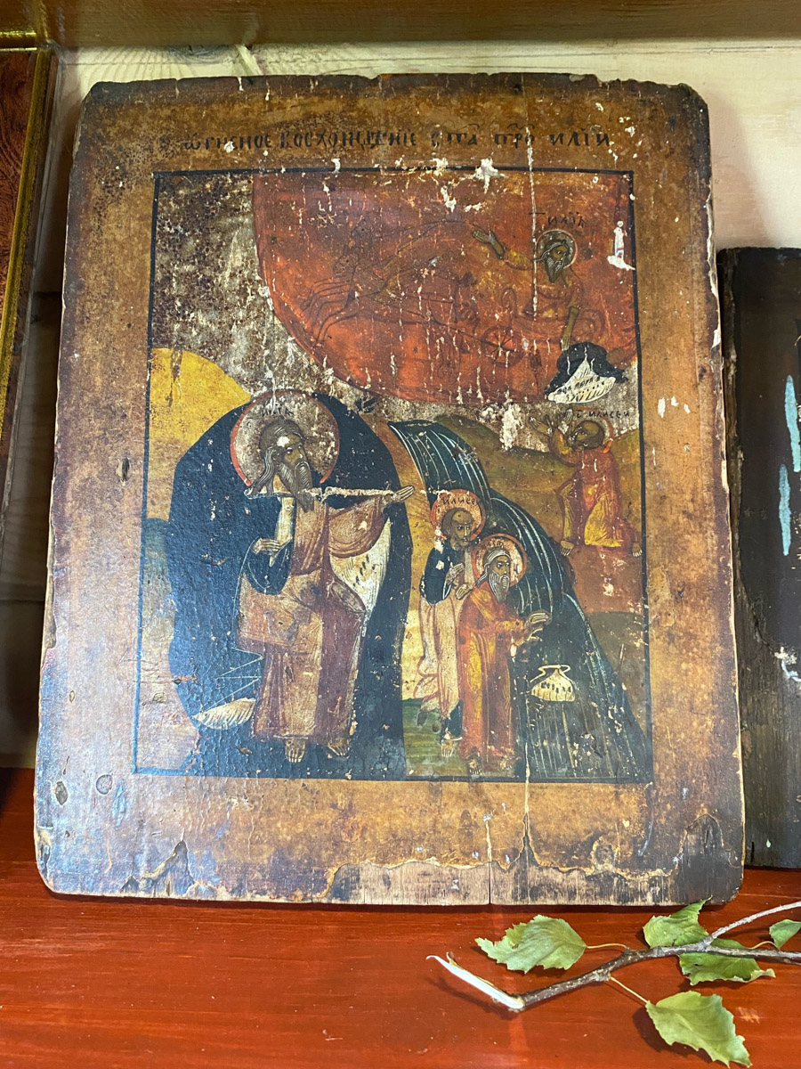 Семенов Нижегородской области     — удивительный русский город с     французской планировкой улиц, затерянный в     заповедных лесах. Он     встречает гостей сказочной хохломой и     дружелюбной матрешкой. Вот уж     действительно край контрастов! С     середины XVII века там скрывались тысячи людей, несогласных с     церковной реформой патриарха Никона. Община староверов сильна и     сегодня. Все самые интересные детали     — в     новом туре выходного дня!