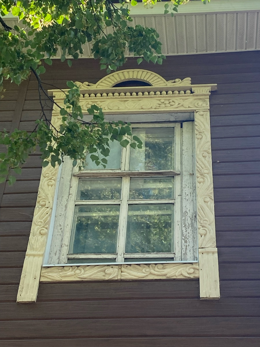 Семенов Нижегородской области     — удивительный русский город с     французской планировкой улиц, затерянный в     заповедных лесах. Он     встречает гостей сказочной хохломой и     дружелюбной матрешкой. Вот уж     действительно край контрастов! С     середины XVII века там скрывались тысячи людей, несогласных с     церковной реформой патриарха Никона. Община староверов сильна и     сегодня. Все самые интересные детали     — в     новом туре выходного дня!