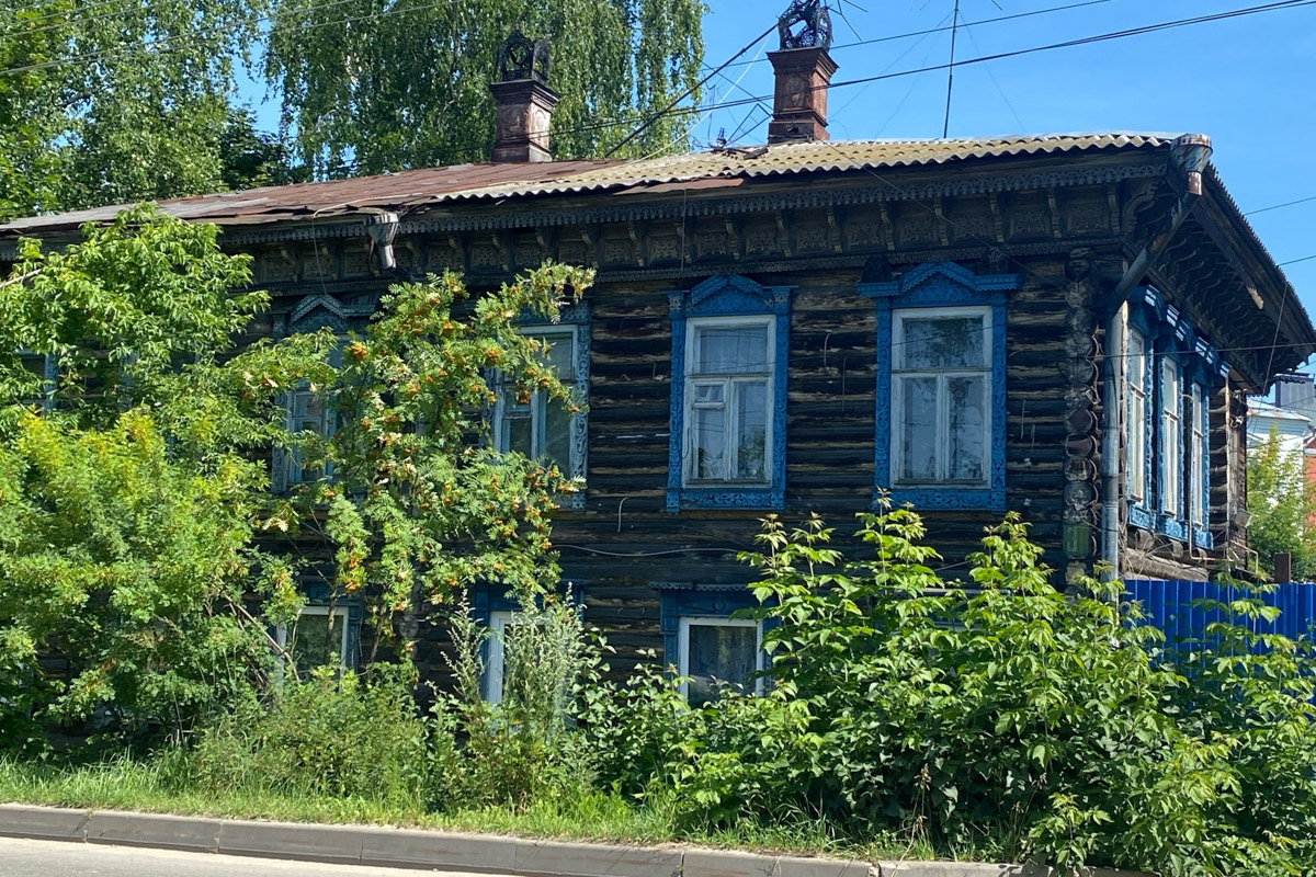 Семенов Нижегородской области     — удивительный русский город с     французской планировкой улиц, затерянный в     заповедных лесах. Он     встречает гостей сказочной хохломой и     дружелюбной матрешкой. Вот уж     действительно край контрастов! С     середины XVII века там скрывались тысячи людей, несогласных с     церковной реформой патриарха Никона. Община староверов сильна и     сегодня. Все самые интересные детали     — в     новом туре выходного дня!