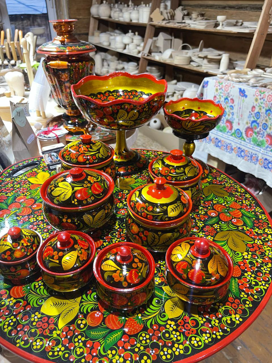 Семенов Нижегородской области     — удивительный русский город с     французской планировкой улиц, затерянный в     заповедных лесах. Он     встречает гостей сказочной хохломой и     дружелюбной матрешкой. Вот уж     действительно край контрастов! С     середины XVII века там скрывались тысячи людей, несогласных с     церковной реформой патриарха Никона. Община староверов сильна и     сегодня. Все самые интересные детали     — в     новом туре выходного дня!