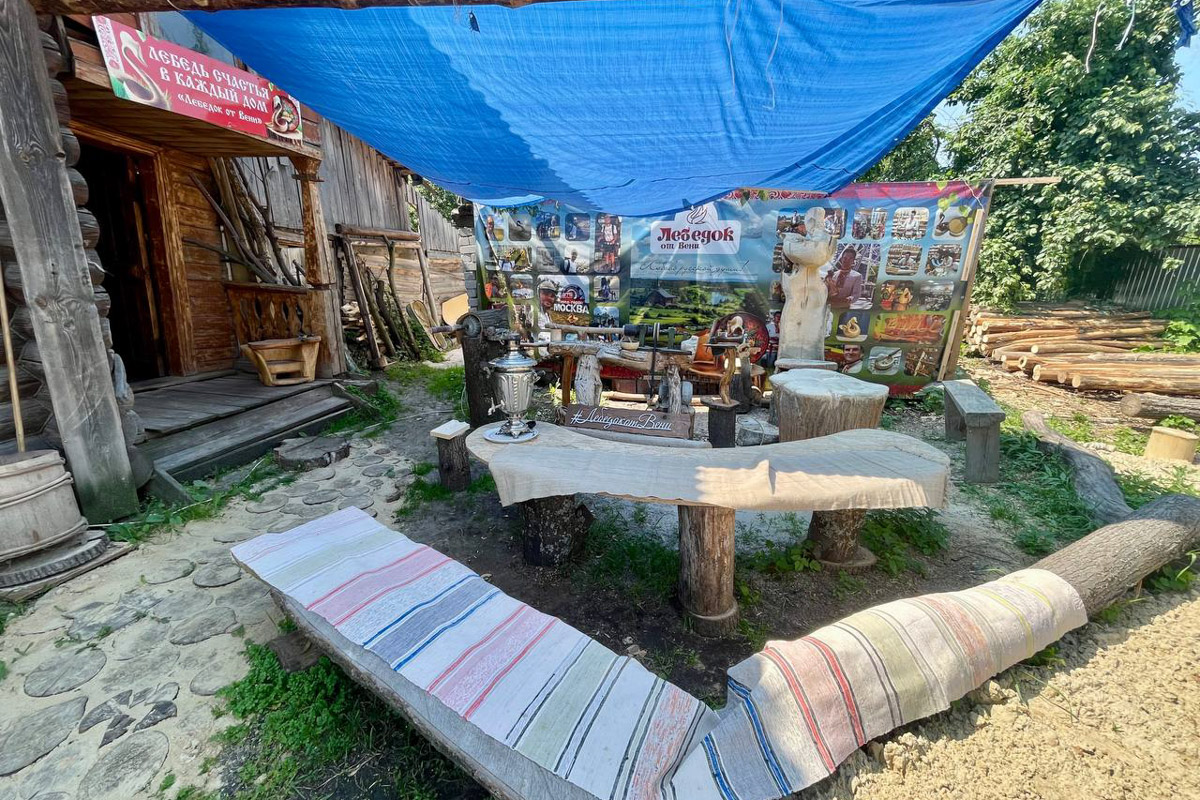 Семенов Нижегородской области     — удивительный русский город с     французской планировкой улиц, затерянный в     заповедных лесах. Он     встречает гостей сказочной хохломой и     дружелюбной матрешкой. Вот уж     действительно край контрастов! С     середины XVII века там скрывались тысячи людей, несогласных с     церковной реформой патриарха Никона. Община староверов сильна и     сегодня. Все самые интересные детали     — в     новом туре выходного дня!