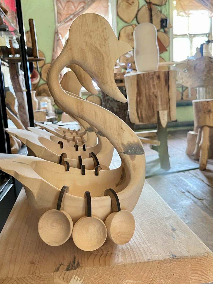 Семенов Нижегородской области     — удивительный русский город с     французской планировкой улиц, затерянный в     заповедных лесах. Он     встречает гостей сказочной хохломой и     дружелюбной матрешкой. Вот уж     действительно край контрастов! С     середины XVII века там скрывались тысячи людей, несогласных с     церковной реформой патриарха Никона. Община староверов сильна и     сегодня. Все самые интересные детали     — в     новом туре выходного дня!