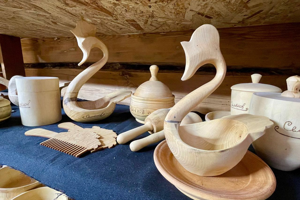 Семенов Нижегородской области     — удивительный русский город с     французской планировкой улиц, затерянный в     заповедных лесах. Он     встречает гостей сказочной хохломой и     дружелюбной матрешкой. Вот уж     действительно край контрастов! С     середины XVII века там скрывались тысячи людей, несогласных с     церковной реформой патриарха Никона. Община староверов сильна и     сегодня. Все самые интересные детали     — в     новом туре выходного дня!