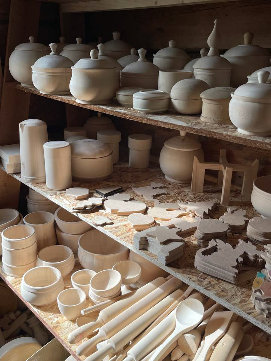 Семенов Нижегородской области     — удивительный русский город с     французской планировкой улиц, затерянный в     заповедных лесах. Он     встречает гостей сказочной хохломой и     дружелюбной матрешкой. Вот уж     действительно край контрастов! С     середины XVII века там скрывались тысячи людей, несогласных с     церковной реформой патриарха Никона. Община староверов сильна и     сегодня. Все самые интересные детали     — в     новом туре выходного дня!