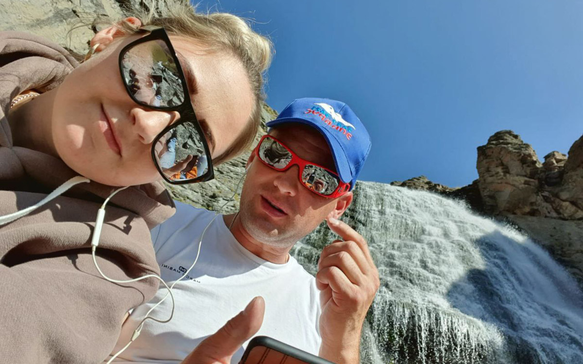 На что только не готовы супруги, чтобы запомнить счастливые моменты своей жизни на долгие годы. Как вам идея выйти замуж на горе высотой в 5 100 метров? Кристина и Антон Баклановские из Коврова решились на такой шаг. «Ключ-Медиа» узнал, почему пара выбрала именно эту гору и какие сложности встретились им на пути к заветному «да» на одной их самых знаменитых вершин мира.