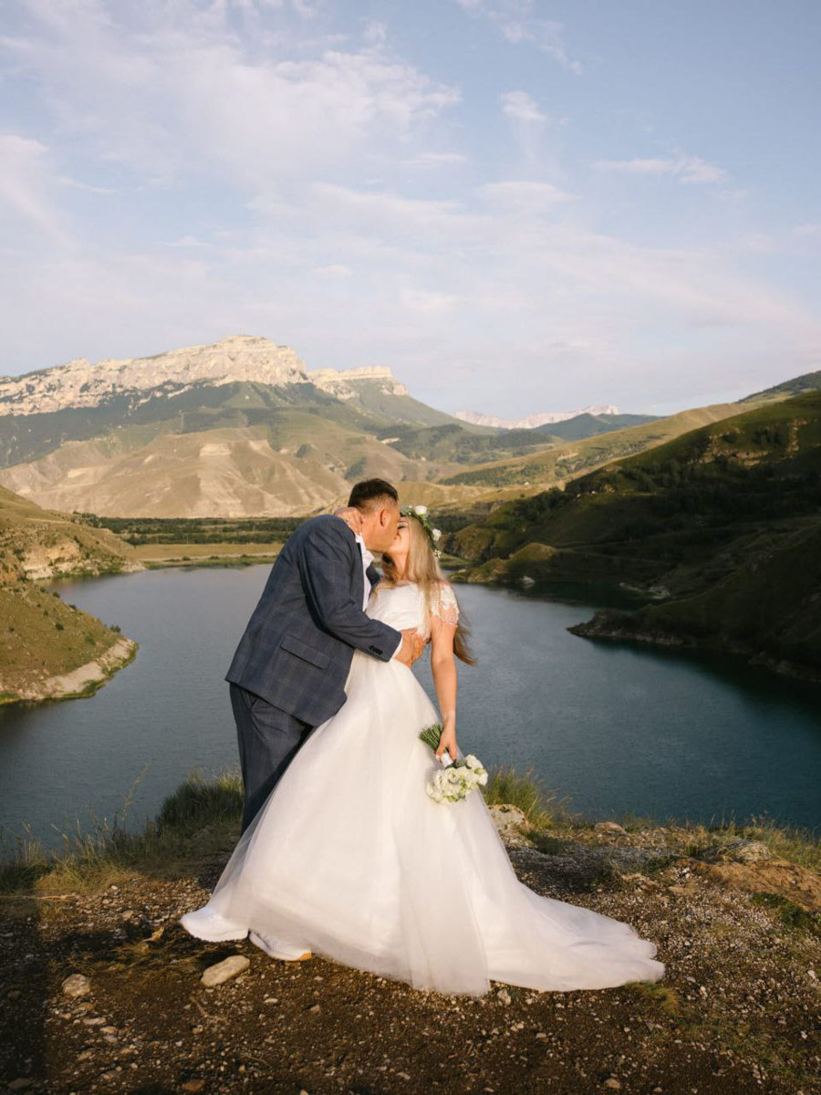 На что только не готовы супруги, чтобы запомнить счастливые моменты своей жизни на долгие годы. Как вам идея выйти замуж на горе высотой в 5 100 метров? Кристина и Антон Баклановские из Коврова решились на такой шаг. «Ключ-Медиа» узнал, почему пара выбрала именно эту гору и какие сложности встретились им на пути к заветному «да» на одной их самых знаменитых вершин мира.