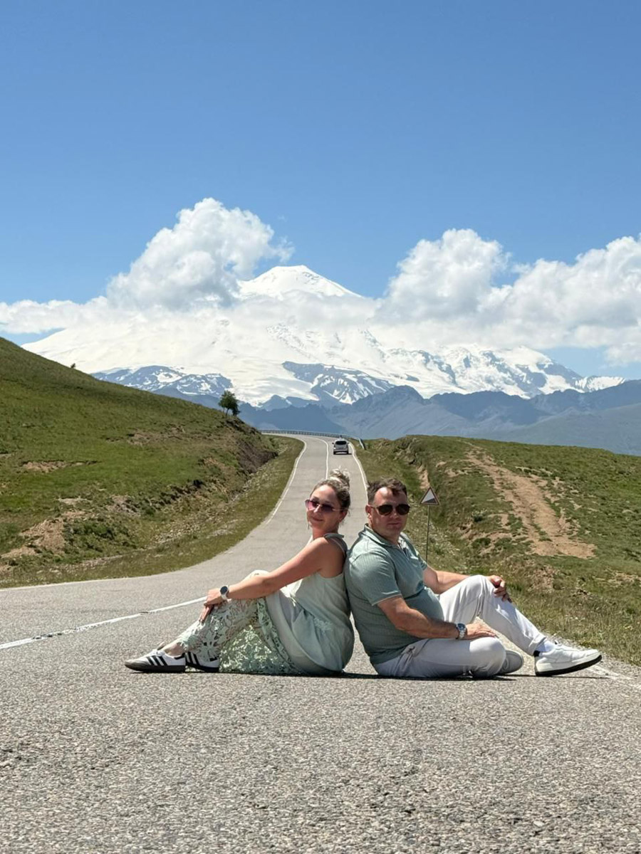 На что только не готовы супруги, чтобы запомнить счастливые моменты своей жизни на долгие годы. Как вам идея выйти замуж на горе высотой в 5 100 метров? Кристина и Антон Баклановские из Коврова решились на такой шаг. «Ключ-Медиа» узнал, почему пара выбрала именно эту гору и какие сложности встретились им на пути к заветному «да» на одной их самых знаменитых вершин мира.