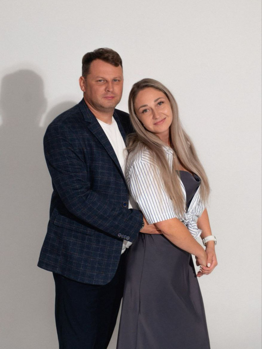 На что только не готовы супруги, чтобы запомнить счастливые моменты своей жизни на долгие годы. Как вам идея выйти замуж на горе высотой в 5 100 метров? Кристина и Антон Баклановские из Коврова решились на такой шаг. «Ключ-Медиа» узнал, почему пара выбрала именно эту гору и какие сложности встретились им на пути к заветному «да» на одной их самых знаменитых вершин мира.