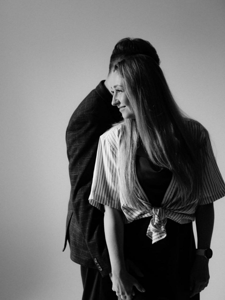 На что только не готовы супруги, чтобы запомнить счастливые моменты своей жизни на долгие годы. Как вам идея выйти замуж на горе высотой в 5 100 метров? Кристина и Антон Баклановские из Коврова решились на такой шаг. «Ключ-Медиа» узнал, почему пара выбрала именно эту гору и какие сложности встретились им на пути к заветному «да» на одной их самых знаменитых вершин мира.