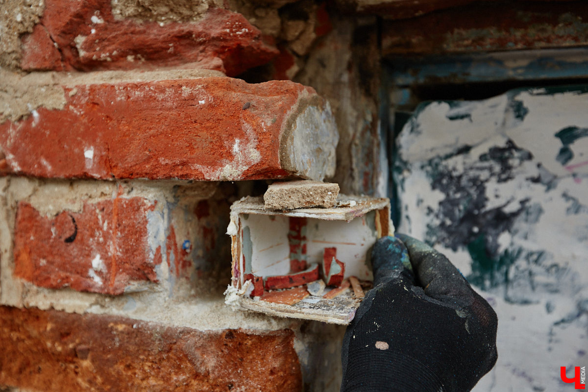 Уличные художники Регина Яфасова и Федор Карпов продолжают радовать жителей Владимира своими пасхалками в кирпичах. Сейчас их на улицах города около двадцати. Могло быть и больше, но часть миниатюр за пять лет разрушили. Время от времени авторы восстанавливают истории за стеклом и возвращают их на место. На монтаже одной из таких работ побывал и «Ключ-Медиа».