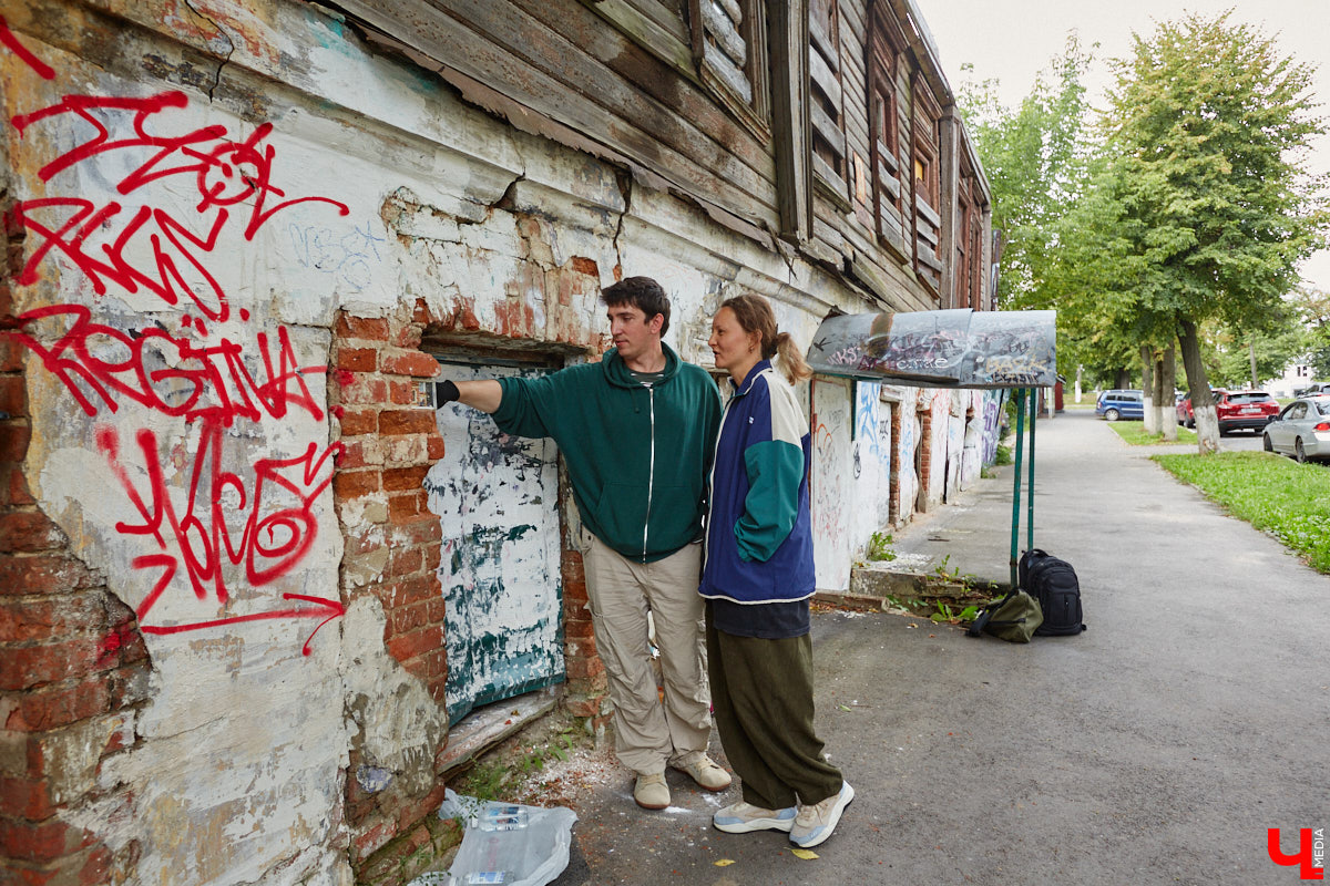 Уличные художники Регина Яфасова и Федор Карпов продолжают радовать жителей Владимира своими пасхалками в кирпичах. Сейчас их на улицах города около двадцати. Могло быть и больше, но часть миниатюр за пять лет разрушили. Время от времени авторы восстанавливают истории за стеклом и возвращают их на место. На монтаже одной из таких работ побывал и «Ключ-Медиа».