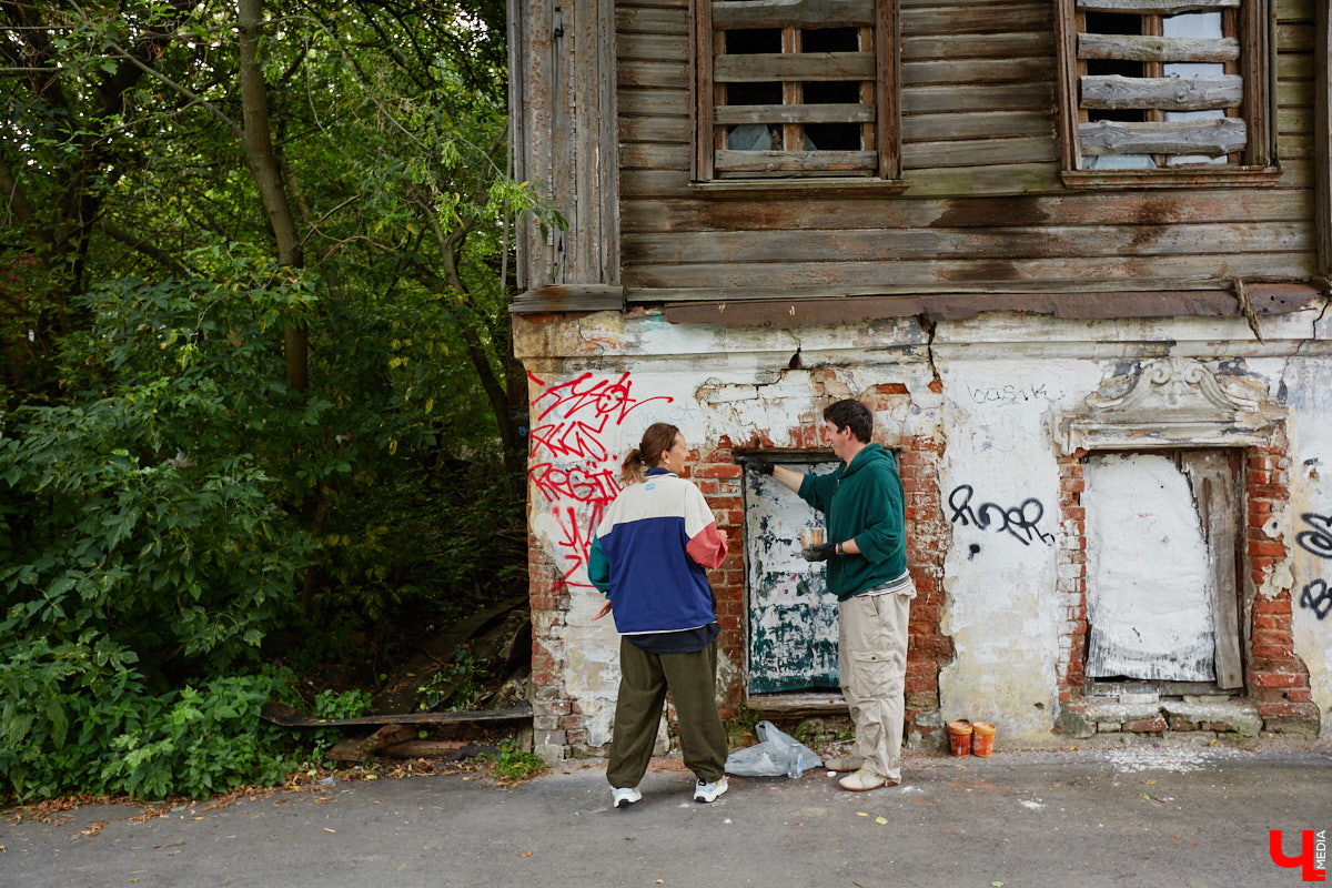 Уличные художники Регина Яфасова и Федор Карпов продолжают радовать жителей Владимира своими пасхалками в кирпичах. Сейчас их на улицах города около двадцати. Могло быть и больше, но часть миниатюр за пять лет разрушили. Время от времени авторы восстанавливают истории за стеклом и возвращают их на место. На монтаже одной из таких работ побывал и «Ключ-Медиа».