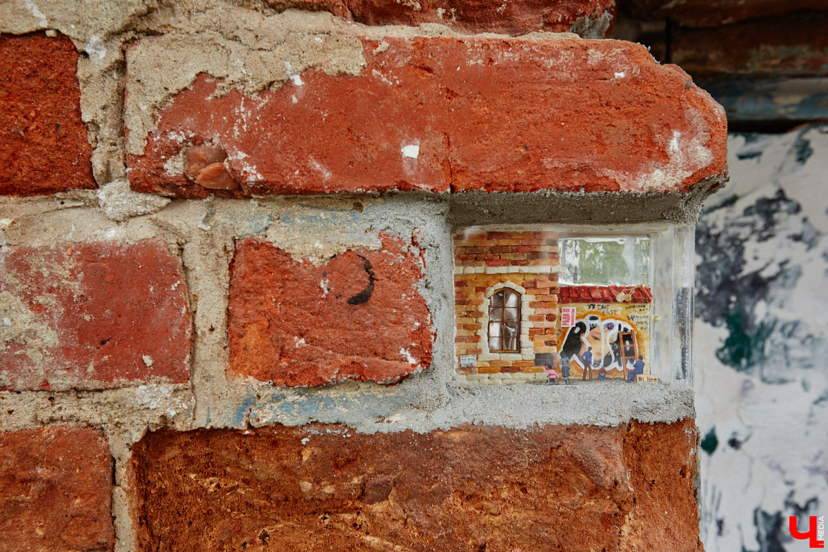 Уличные художники Регина Яфасова и Федор Карпов продолжают радовать жителей Владимира своими пасхалками в кирпичах. Сейчас их на улицах города около двадцати. Могло быть и больше, но часть миниатюр за пять лет разрушили. Время от времени авторы восстанавливают истории за стеклом и возвращают их на место. На монтаже одной из таких работ побывал и «Ключ-Медиа».