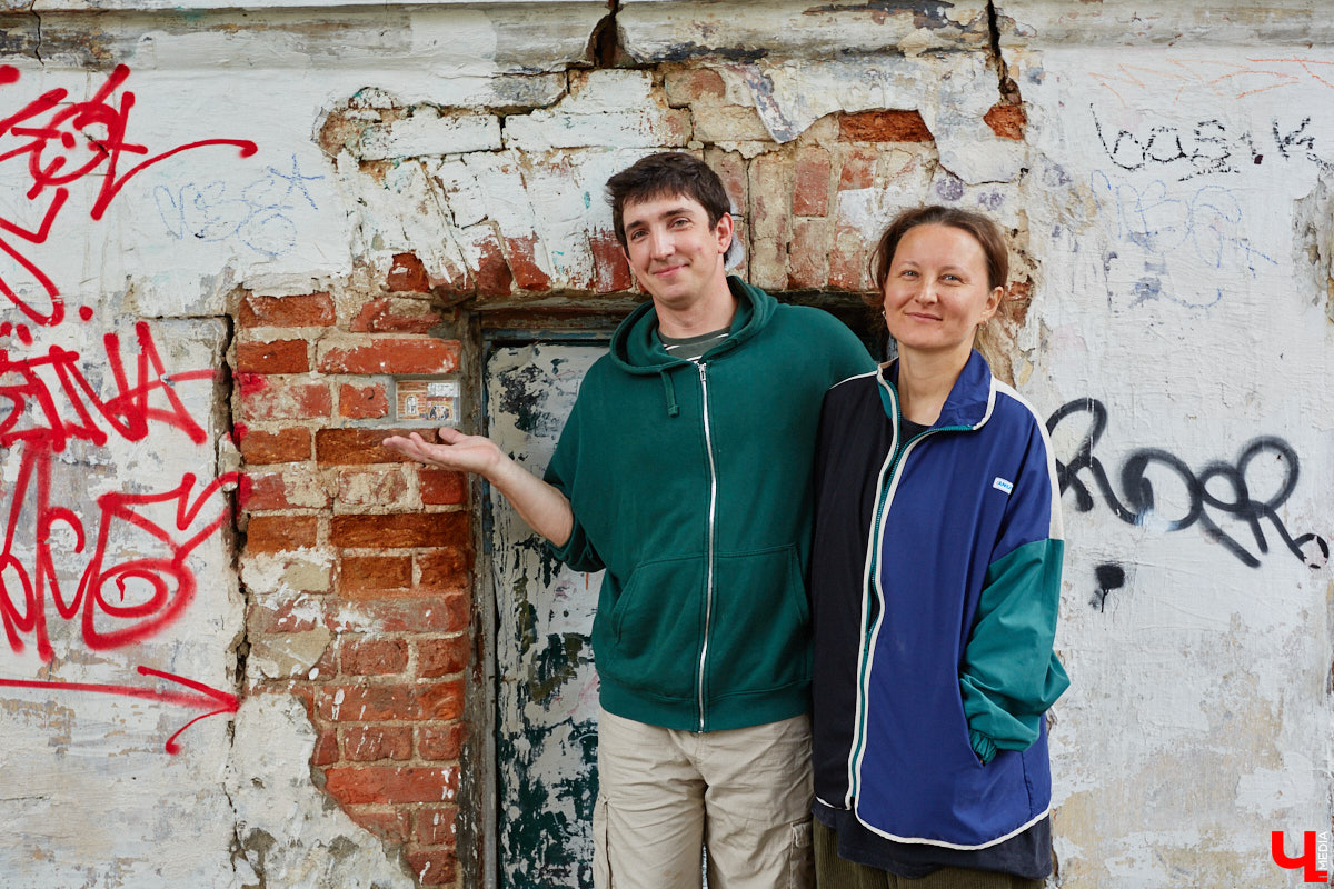 Уличные художники Регина Яфасова и Федор Карпов продолжают радовать жителей Владимира своими пасхалками в кирпичах. Сейчас их на улицах города около двадцати. Могло быть и больше, но часть миниатюр за пять лет разрушили. Время от времени авторы восстанавливают истории за стеклом и возвращают их на место. На монтаже одной из таких работ побывал и «Ключ-Медиа».