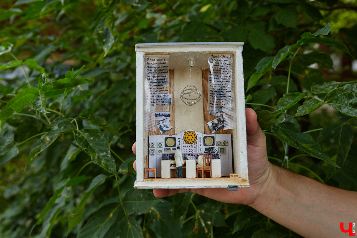 Уличные художники Регина Яфасова и Федор Карпов продолжают радовать жителей Владимира своими пасхалками в кирпичах. Сейчас их на улицах города около двадцати. Могло быть и больше, но часть миниатюр за пять лет разрушили. Время от времени авторы восстанавливают истории за стеклом и возвращают их на место. На монтаже одной из таких работ побывал и «Ключ-Медиа».