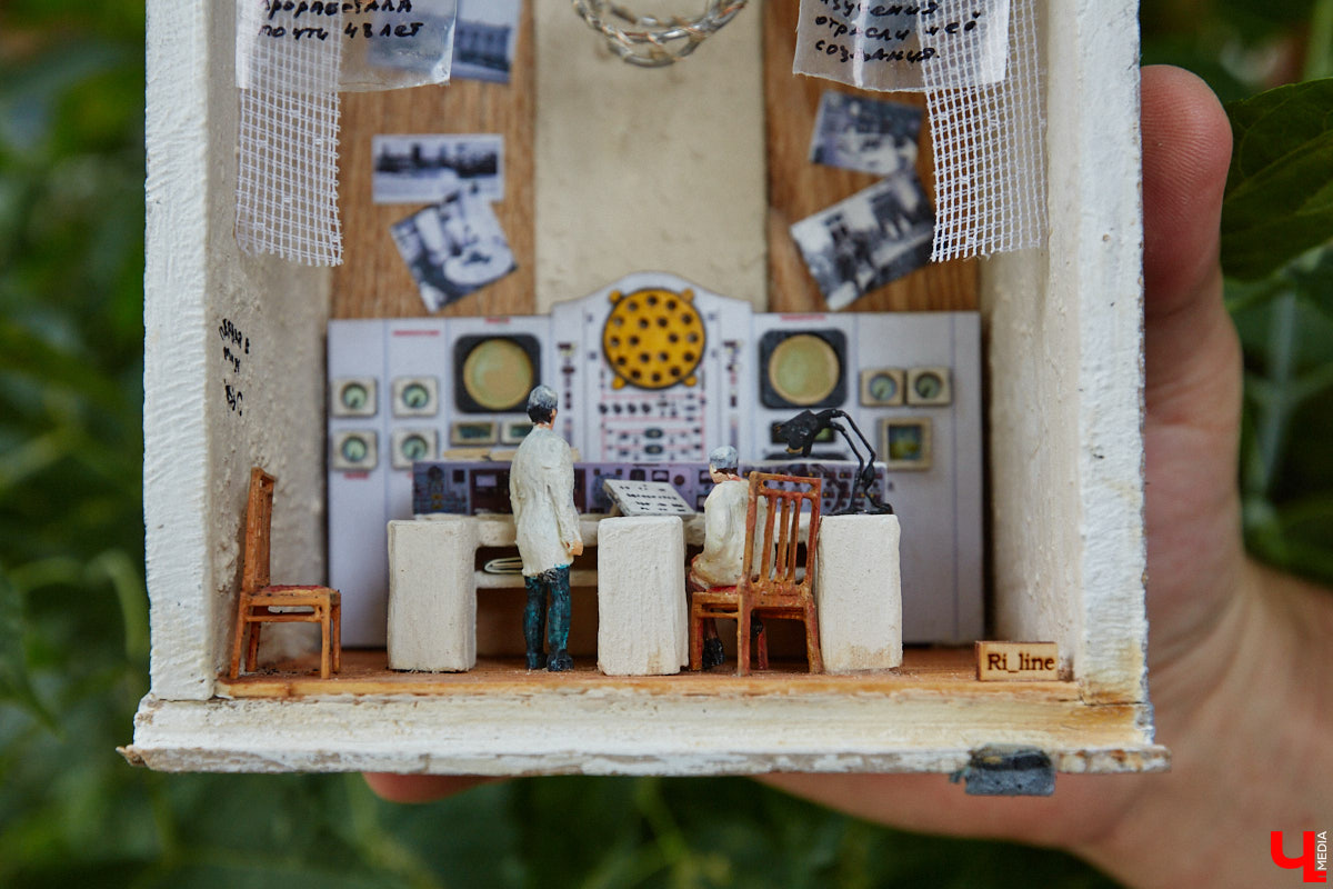 Уличные художники Регина Яфасова и Федор Карпов продолжают радовать жителей Владимира своими пасхалками в кирпичах. Сейчас их на улицах города около двадцати. Могло быть и больше, но часть миниатюр за пять лет разрушили. Время от времени авторы восстанавливают истории за стеклом и возвращают их на место. На монтаже одной из таких работ побывал и «Ключ-Медиа».