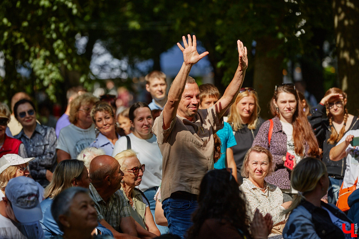 Пятый книжный фестиваль «Китоврас» сосредоточил вокруг себя все культурное сообщество Владимира. По традиции были на нем и звезды. Если в 2024-м столицу региона посетила Татьяна Толстая, то в этот раз приглашение получила королева ироничного детектива Дарья Донцова. Подробности события — в нашем фоторепортаже!