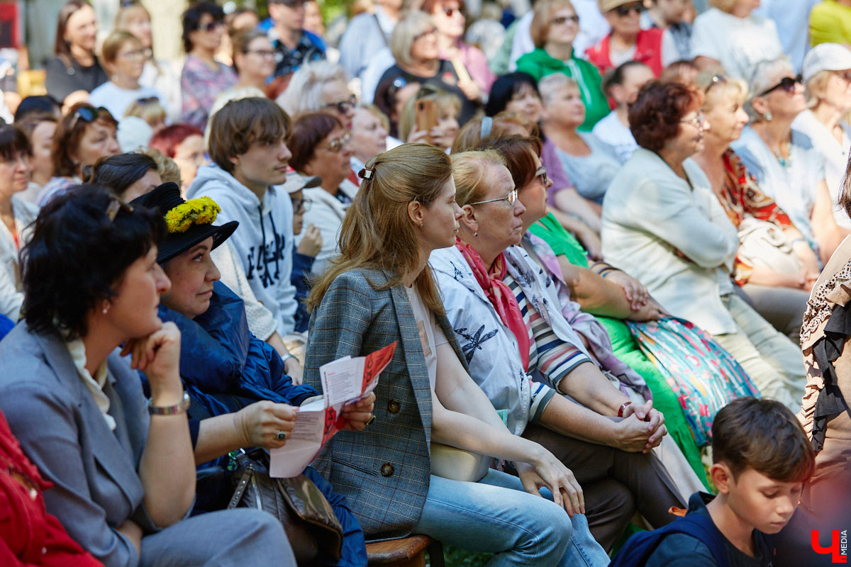 Пятый книжный фестиваль «Китоврас» сосредоточил вокруг себя все культурное сообщество Владимира. По традиции были на нем и звезды. Если в 2024-м столицу региона посетила Татьяна Толстая, то в этот раз приглашение получила королева ироничного детектива Дарья Донцова. Подробности события — в нашем фоторепортаже!