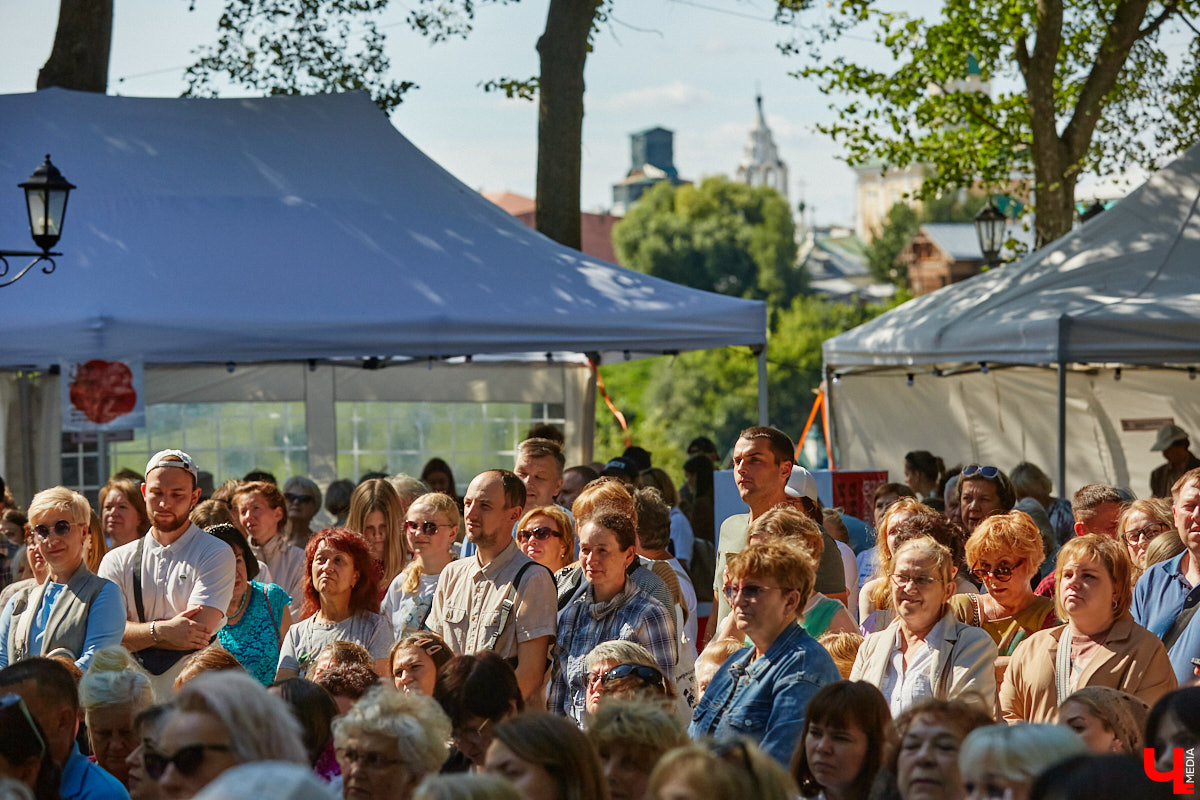 Пятый книжный фестиваль «Китоврас» сосредоточил вокруг себя все культурное сообщество Владимира. По традиции были на нем и звезды. Если в 2024-м столицу региона посетила Татьяна Толстая, то в этот раз приглашение получила королева ироничного детектива Дарья Донцова. Подробности события — в нашем фоторепортаже!