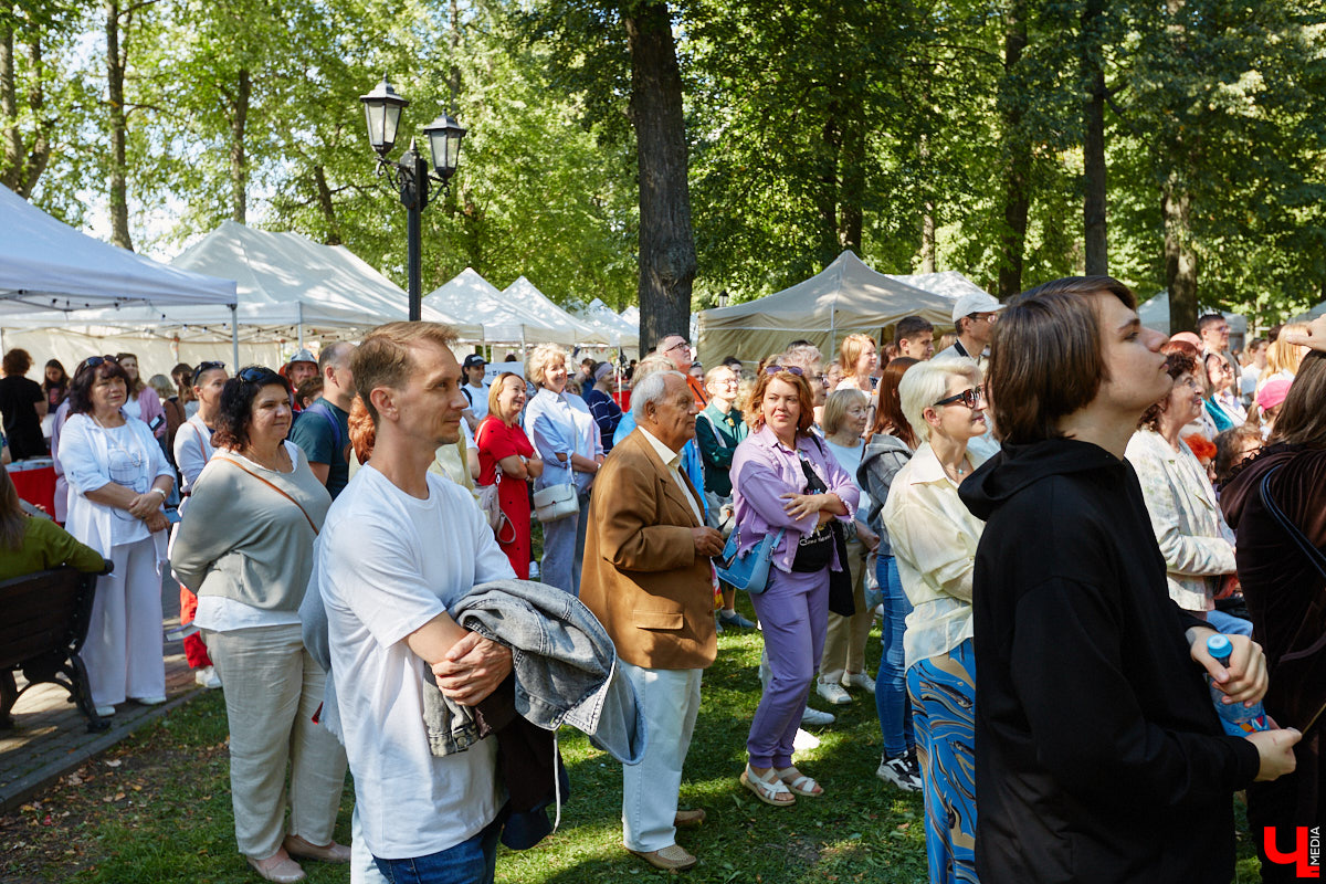 Пятый книжный фестиваль «Китоврас» сосредоточил вокруг себя все культурное сообщество Владимира. По традиции были на нем и звезды. Если в 2024-м столицу региона посетила Татьяна Толстая, то в этот раз приглашение получила королева ироничного детектива Дарья Донцова. Подробности события — в нашем фоторепортаже!