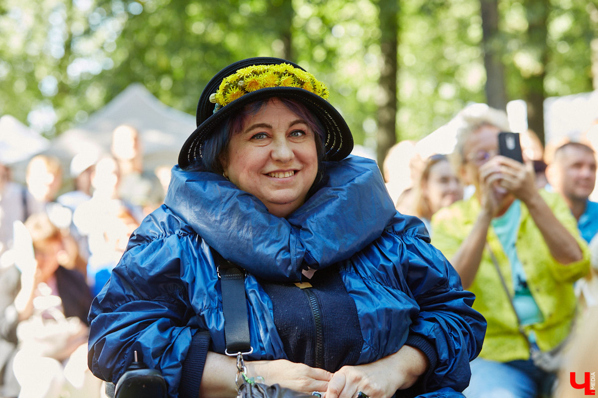 Пятый книжный фестиваль «Китоврас» сосредоточил вокруг себя все культурное сообщество Владимира. По традиции были на нем и звезды. Если в 2024-м столицу региона посетила Татьяна Толстая, то в этот раз приглашение получила королева ироничного детектива Дарья Донцова. Подробности события — в нашем фоторепортаже!