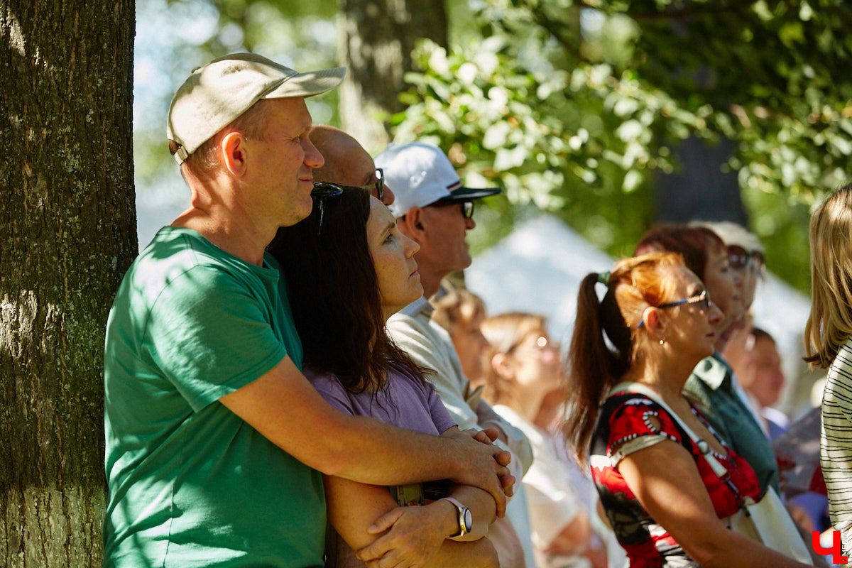 Пятый книжный фестиваль «Китоврас» сосредоточил вокруг себя все культурное сообщество Владимира. По традиции были на нем и звезды. Если в 2024-м столицу региона посетила Татьяна Толстая, то в этот раз приглашение получила королева ироничного детектива Дарья Донцова. Подробности события — в нашем фоторепортаже!