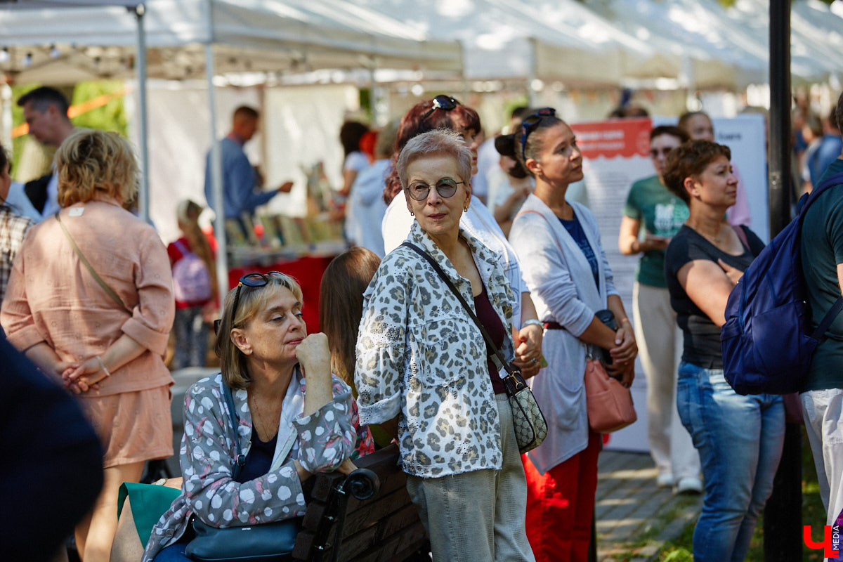 Пятый книжный фестиваль «Китоврас» сосредоточил вокруг себя все культурное сообщество Владимира. По традиции были на нем и звезды. Если в 2024-м столицу региона посетила Татьяна Толстая, то в этот раз приглашение получила королева ироничного детектива Дарья Донцова. Подробности события — в нашем фоторепортаже!