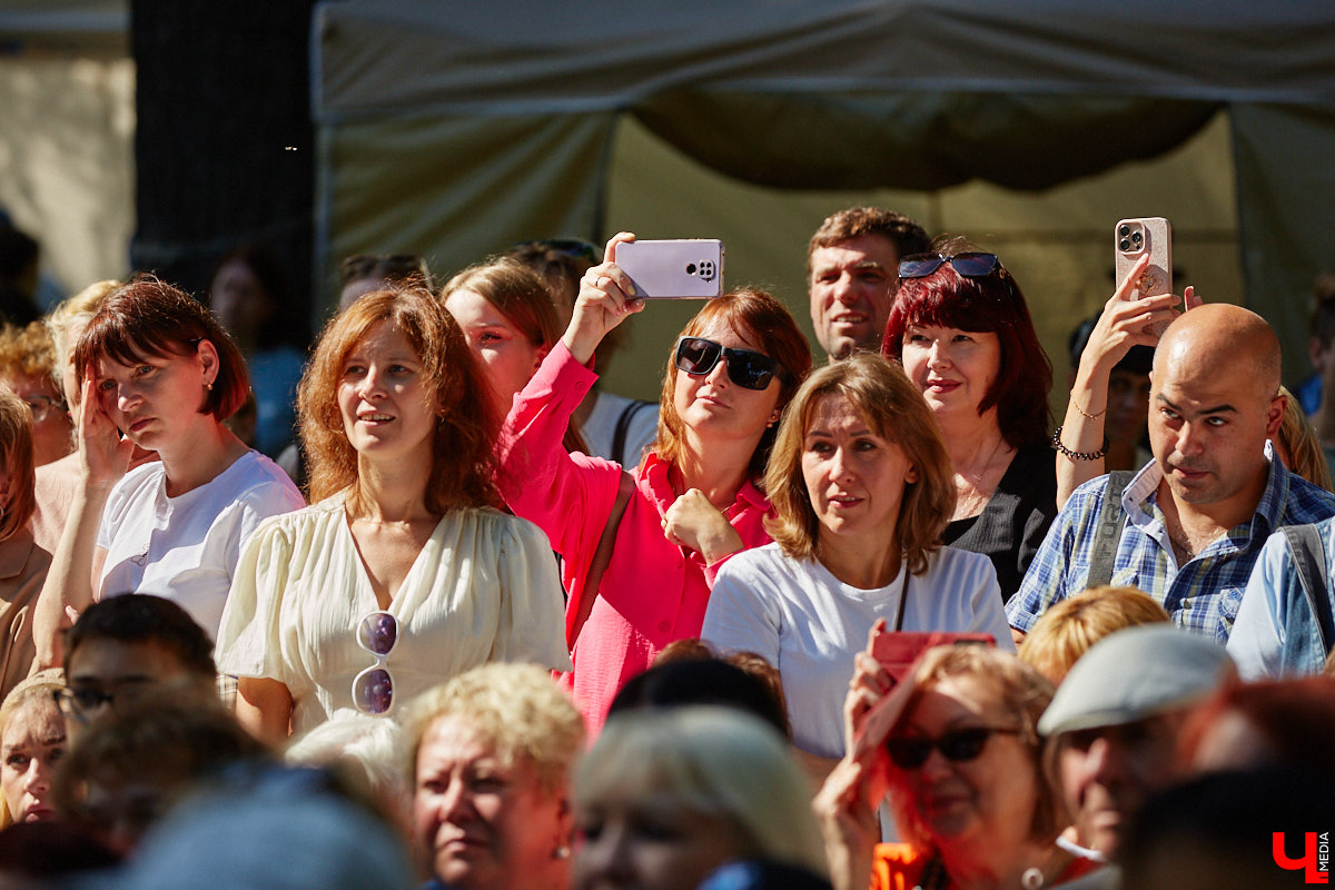 Пятый книжный фестиваль «Китоврас» сосредоточил вокруг себя все культурное сообщество Владимира. По традиции были на нем и звезды. Если в 2024-м столицу региона посетила Татьяна Толстая, то в этот раз приглашение получила королева ироничного детектива Дарья Донцова. Подробности события — в нашем фоторепортаже!