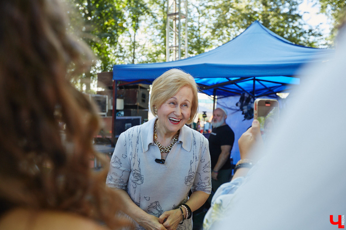 Пятый книжный фестиваль «Китоврас» сосредоточил вокруг себя все культурное сообщество Владимира. По традиции были на нем и звезды. Если в 2024-м столицу региона посетила Татьяна Толстая, то в этот раз приглашение получила королева ироничного детектива Дарья Донцова. Подробности события — в нашем фоторепортаже!