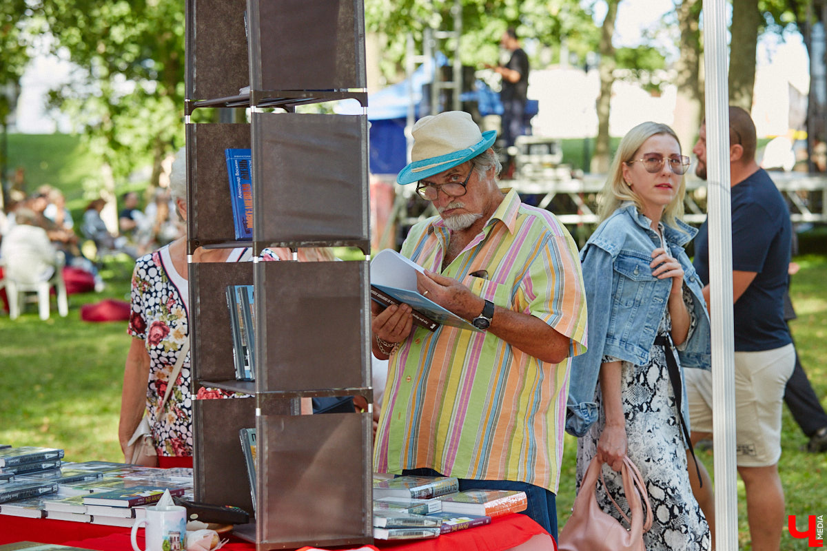 Пятый книжный фестиваль «Китоврас» сосредоточил вокруг себя все культурное сообщество Владимира. По традиции были на нем и звезды. Если в 2024-м столицу региона посетила Татьяна Толстая, то в этот раз приглашение получила королева ироничного детектива Дарья Донцова. Подробности события — в нашем фоторепортаже!