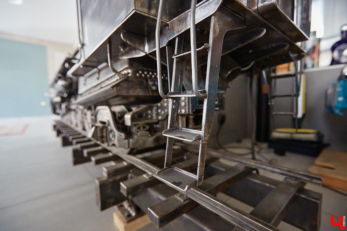 Частная коллекция семьи Жаровых        — весомая причина навестить город-музей. После открытия экспозиция насчитывала более двух тысяч объектов, сейчас собрание заметно выросло. В        нем уникальная техника, коляски, даже паровоз. «Ключ-Медиа» первым увидел новинку и        узнал, когда аналогичный локомотив будет курсировать между Суздалем и        Владимиром.