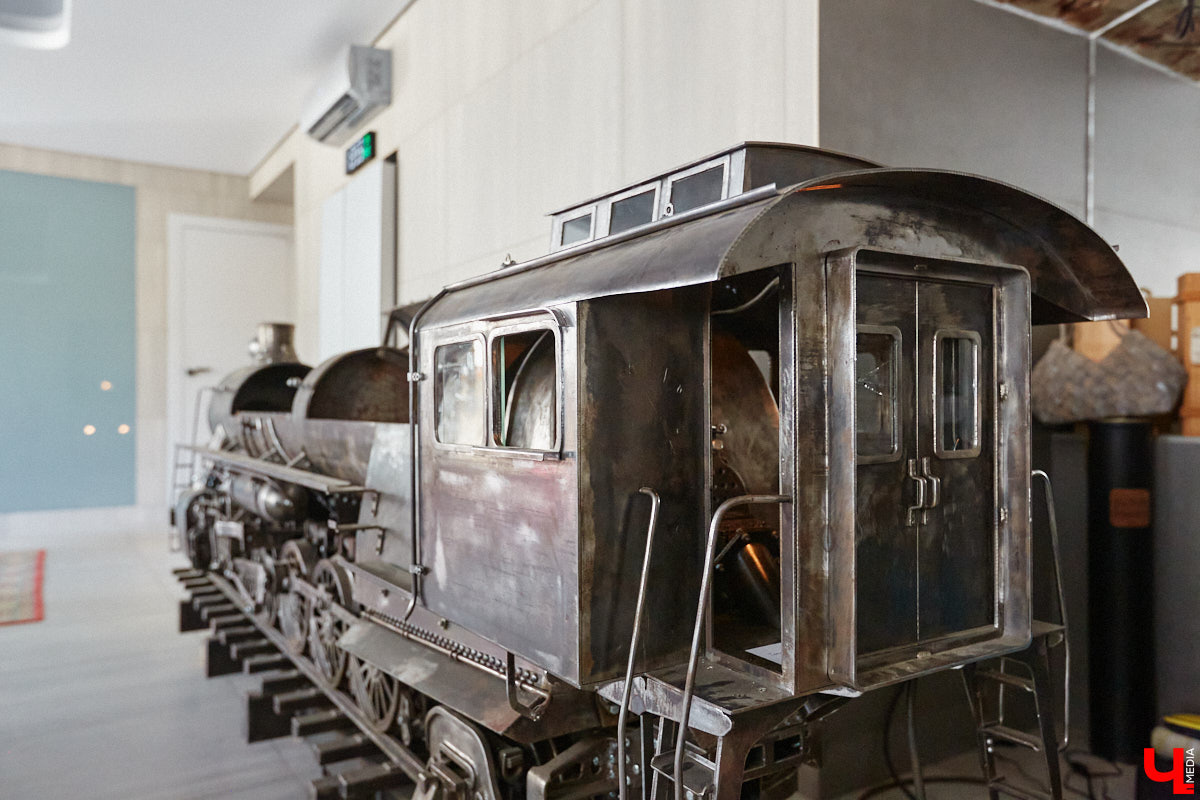 Частная коллекция семьи Жаровых        — весомая причина навестить город-музей. После открытия экспозиция насчитывала более двух тысяч объектов, сейчас собрание заметно выросло. В        нем уникальная техника, коляски, даже паровоз. «Ключ-Медиа» первым увидел новинку и        узнал, когда аналогичный локомотив будет курсировать между Суздалем и        Владимиром.