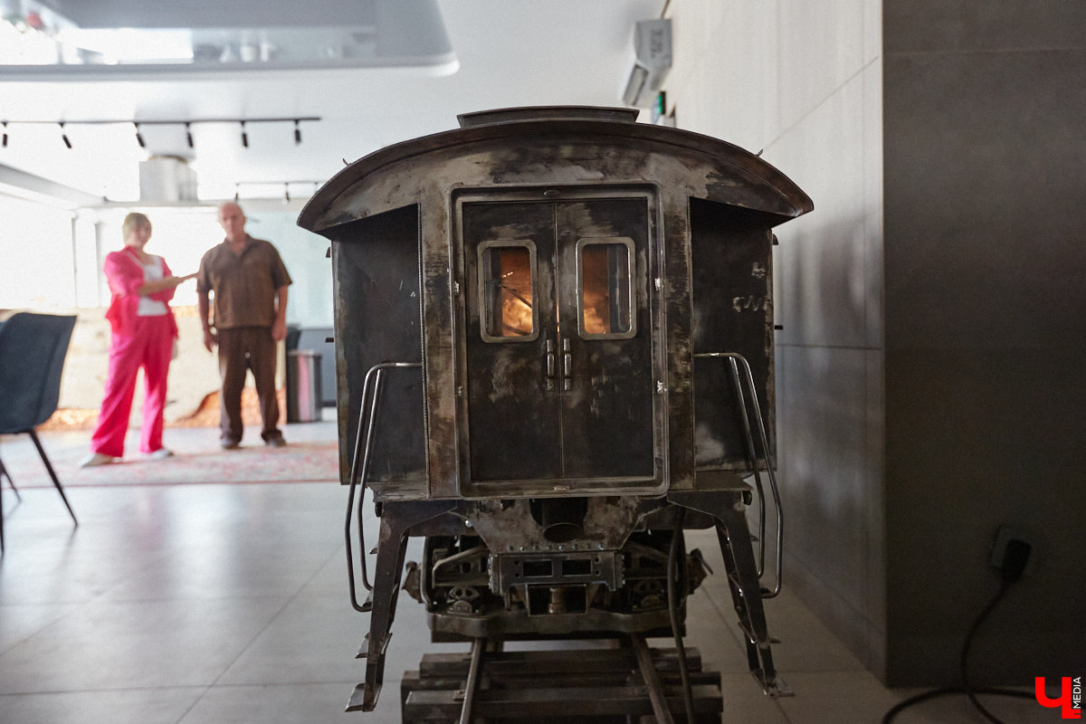 Частная коллекция семьи Жаровых        — весомая причина навестить город-музей. После открытия экспозиция насчитывала более двух тысяч объектов, сейчас собрание заметно выросло. В        нем уникальная техника, коляски, даже паровоз. «Ключ-Медиа» первым увидел новинку и        узнал, когда аналогичный локомотив будет курсировать между Суздалем и        Владимиром.