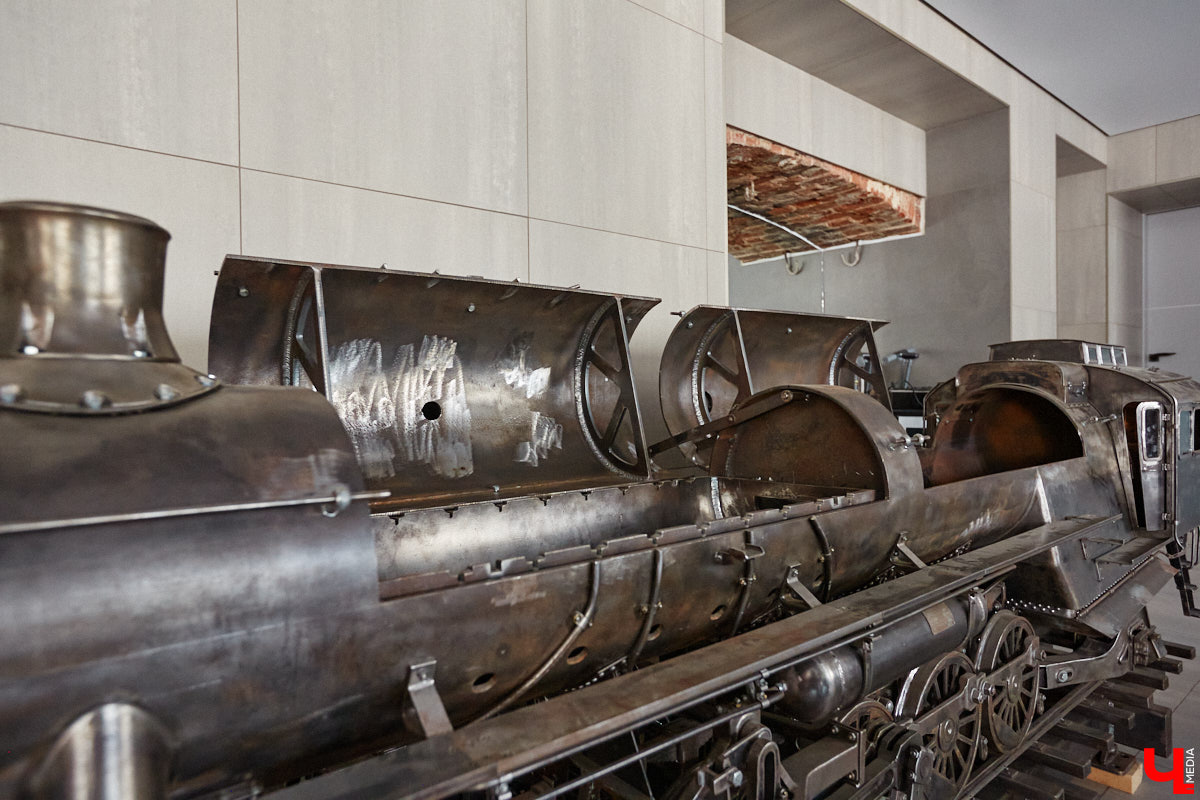 Частная коллекция семьи Жаровых        — весомая причина навестить город-музей. После открытия экспозиция насчитывала более двух тысяч объектов, сейчас собрание заметно выросло. В        нем уникальная техника, коляски, даже паровоз. «Ключ-Медиа» первым увидел новинку и        узнал, когда аналогичный локомотив будет курсировать между Суздалем и        Владимиром.