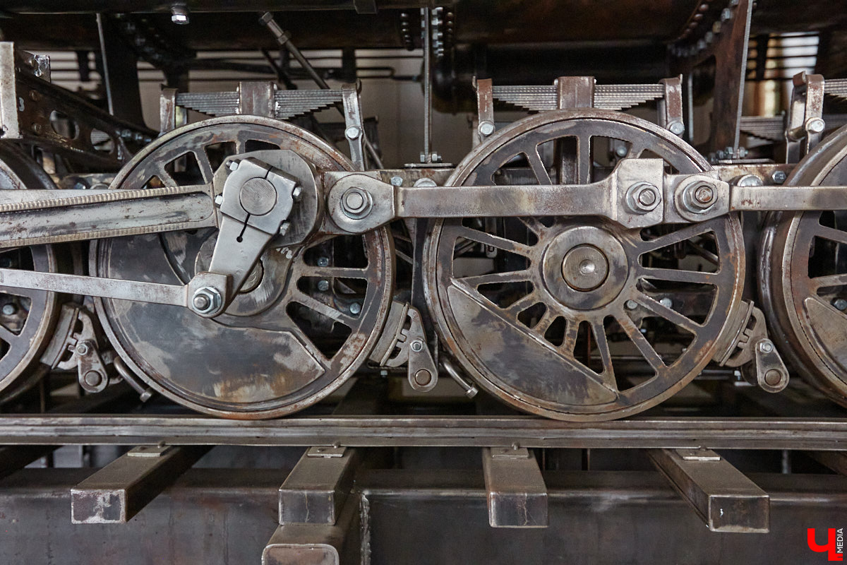 Частная коллекция семьи Жаровых        — весомая причина навестить город-музей. После открытия экспозиция насчитывала более двух тысяч объектов, сейчас собрание заметно выросло. В        нем уникальная техника, коляски, даже паровоз. «Ключ-Медиа» первым увидел новинку и        узнал, когда аналогичный локомотив будет курсировать между Суздалем и        Владимиром.