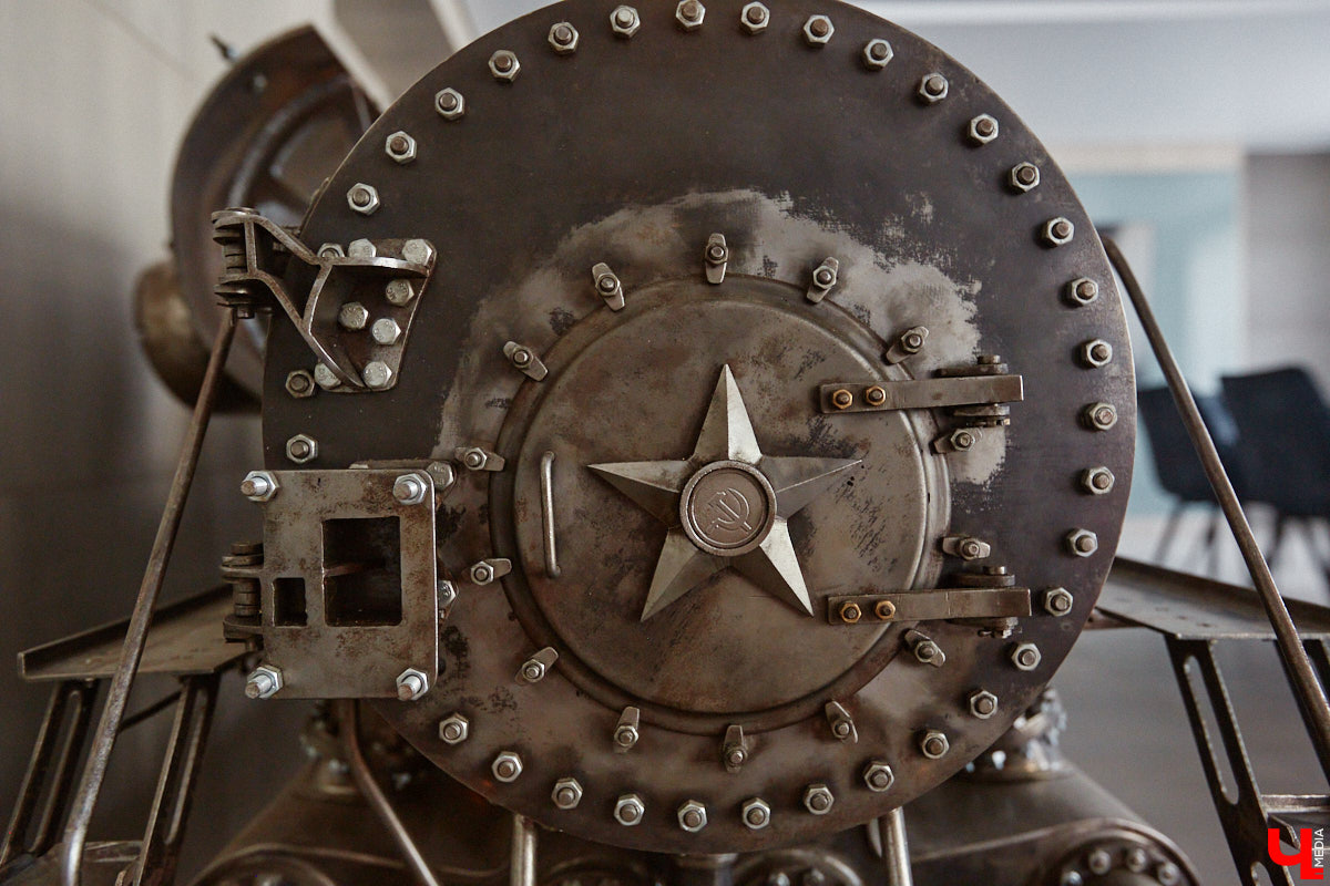 Частная коллекция семьи Жаровых        — весомая причина навестить город-музей. После открытия экспозиция насчитывала более двух тысяч объектов, сейчас собрание заметно выросло. В        нем уникальная техника, коляски, даже паровоз. «Ключ-Медиа» первым увидел новинку и        узнал, когда аналогичный локомотив будет курсировать между Суздалем и        Владимиром.