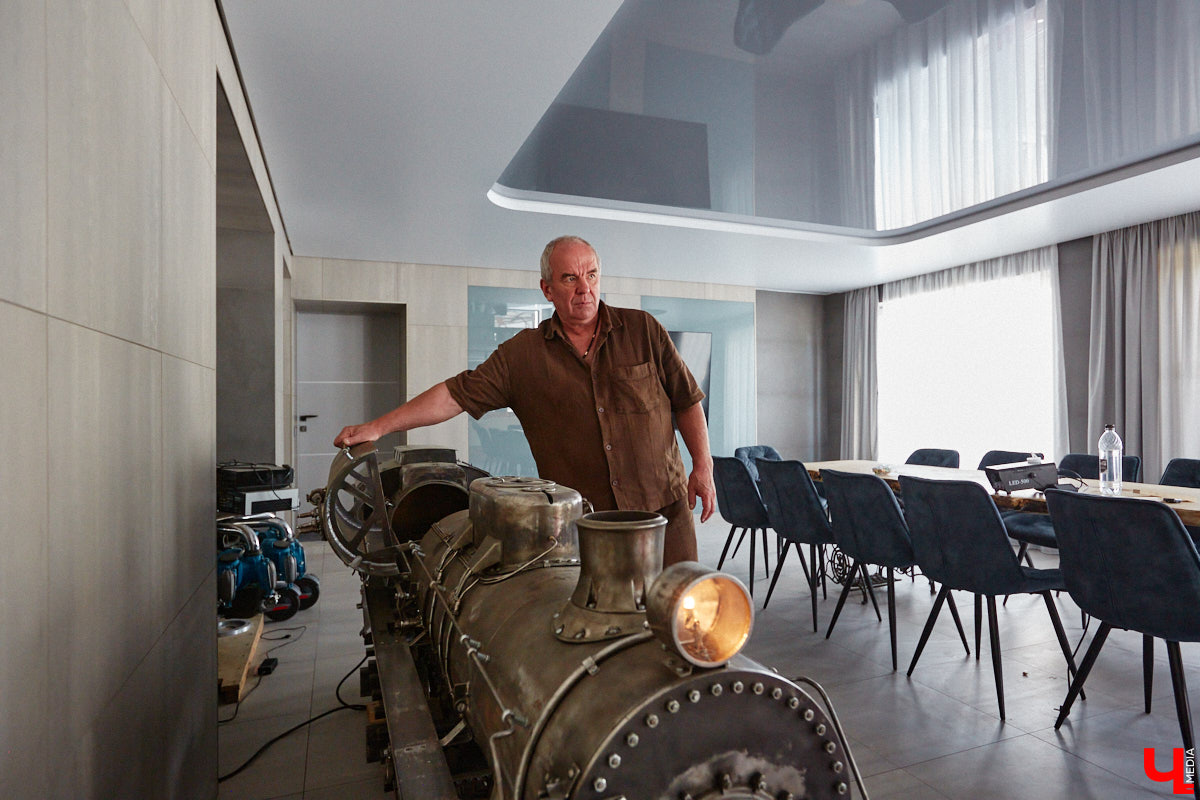 Частная коллекция семьи Жаровых        — весомая причина навестить город-музей. После открытия экспозиция насчитывала более двух тысяч объектов, сейчас собрание заметно выросло. В        нем уникальная техника, коляски, даже паровоз. «Ключ-Медиа» первым увидел новинку и        узнал, когда аналогичный локомотив будет курсировать между Суздалем и        Владимиром.