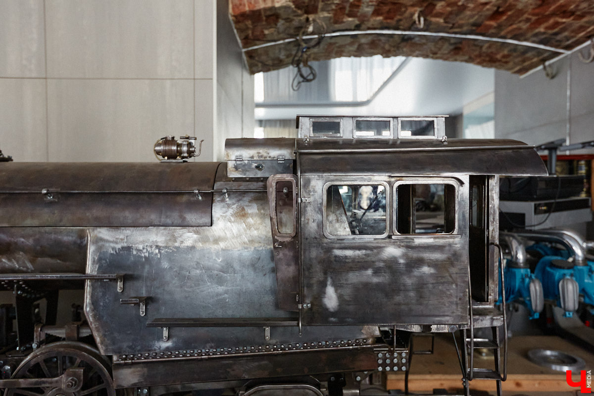 Частная коллекция семьи Жаровых        — весомая причина навестить город-музей. После открытия экспозиция насчитывала более двух тысяч объектов, сейчас собрание заметно выросло. В        нем уникальная техника, коляски, даже паровоз. «Ключ-Медиа» первым увидел новинку и        узнал, когда аналогичный локомотив будет курсировать между Суздалем и        Владимиром.