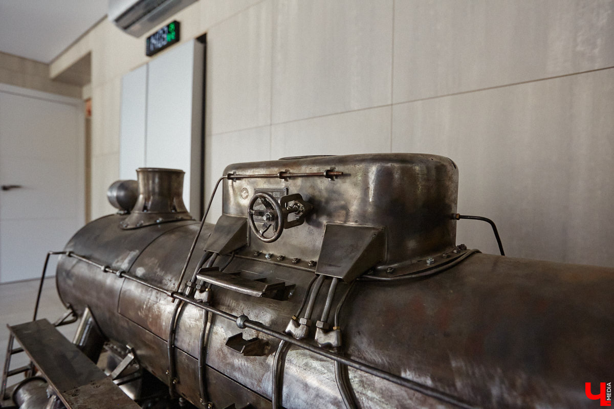 Частная коллекция семьи Жаровых        — весомая причина навестить город-музей. После открытия экспозиция насчитывала более двух тысяч объектов, сейчас собрание заметно выросло. В        нем уникальная техника, коляски, даже паровоз. «Ключ-Медиа» первым увидел новинку и        узнал, когда аналогичный локомотив будет курсировать между Суздалем и        Владимиром.