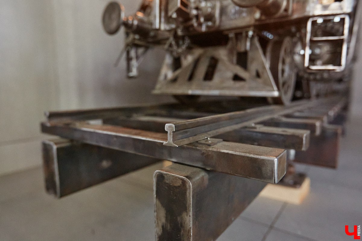 Частная коллекция семьи Жаровых        — весомая причина навестить город-музей. После открытия экспозиция насчитывала более двух тысяч объектов, сейчас собрание заметно выросло. В        нем уникальная техника, коляски, даже паровоз. «Ключ-Медиа» первым увидел новинку и        узнал, когда аналогичный локомотив будет курсировать между Суздалем и        Владимиром.