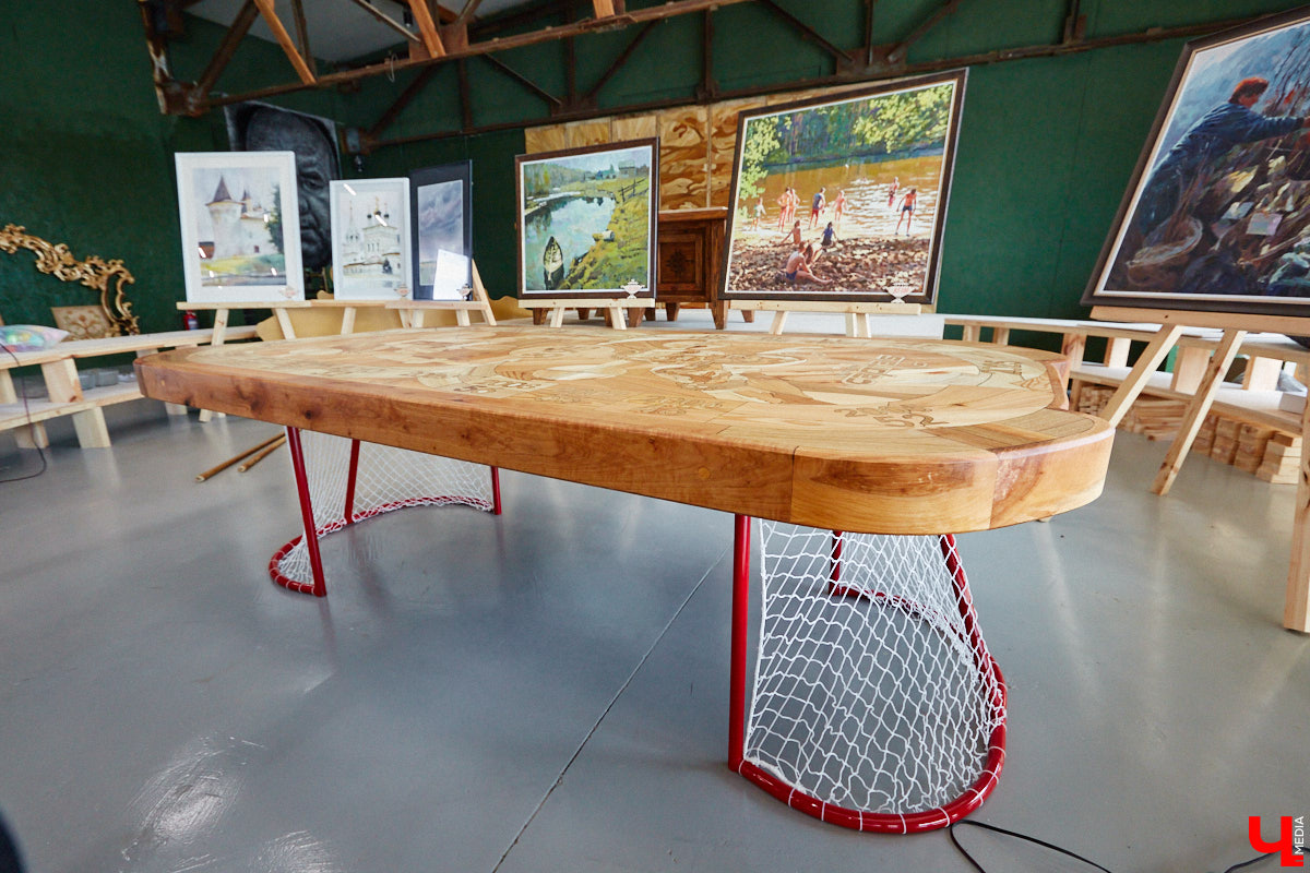 Частная коллекция семьи Жаровых        — весомая причина навестить город-музей. После открытия экспозиция насчитывала более двух тысяч объектов, сейчас собрание заметно выросло. В        нем уникальная техника, коляски, даже паровоз. «Ключ-Медиа» первым увидел новинку и        узнал, когда аналогичный локомотив будет курсировать между Суздалем и        Владимиром.