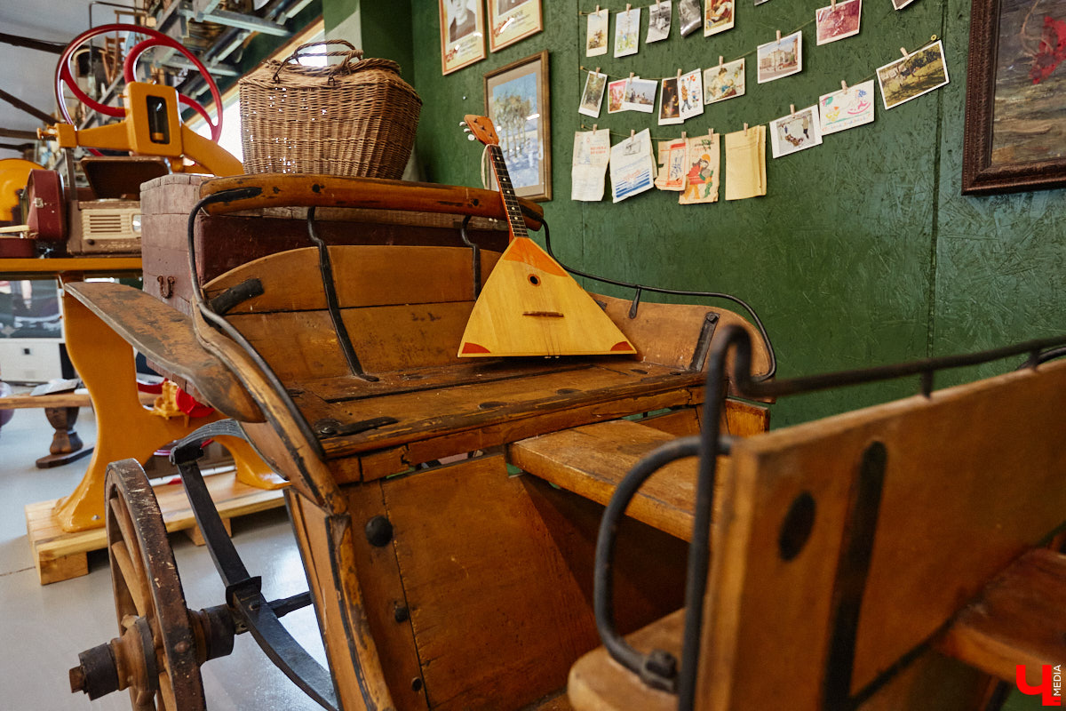 Частная коллекция семьи Жаровых        — весомая причина навестить город-музей. После открытия экспозиция насчитывала более двух тысяч объектов, сейчас собрание заметно выросло. В        нем уникальная техника, коляски, даже паровоз. «Ключ-Медиа» первым увидел новинку и        узнал, когда аналогичный локомотив будет курсировать между Суздалем и        Владимиром.