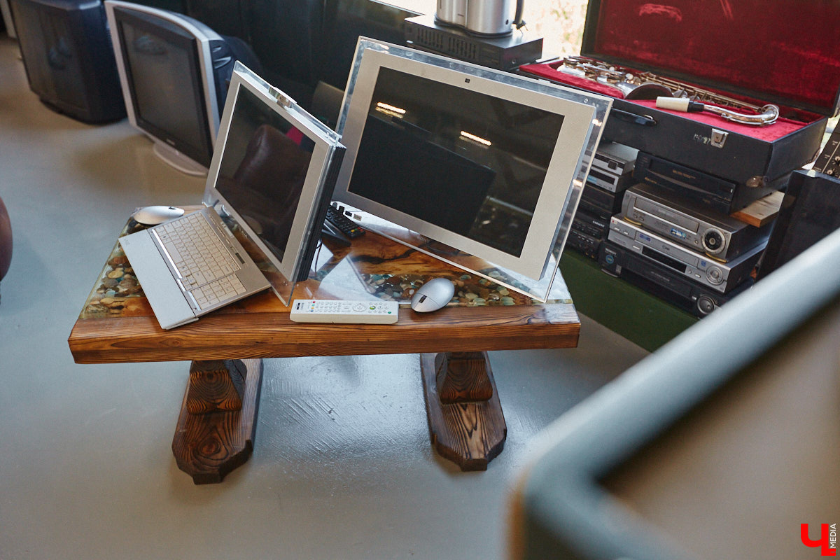 Частная коллекция семьи Жаровых        — весомая причина навестить город-музей. После открытия экспозиция насчитывала более двух тысяч объектов, сейчас собрание заметно выросло. В        нем уникальная техника, коляски, даже паровоз. «Ключ-Медиа» первым увидел новинку и        узнал, когда аналогичный локомотив будет курсировать между Суздалем и        Владимиром.