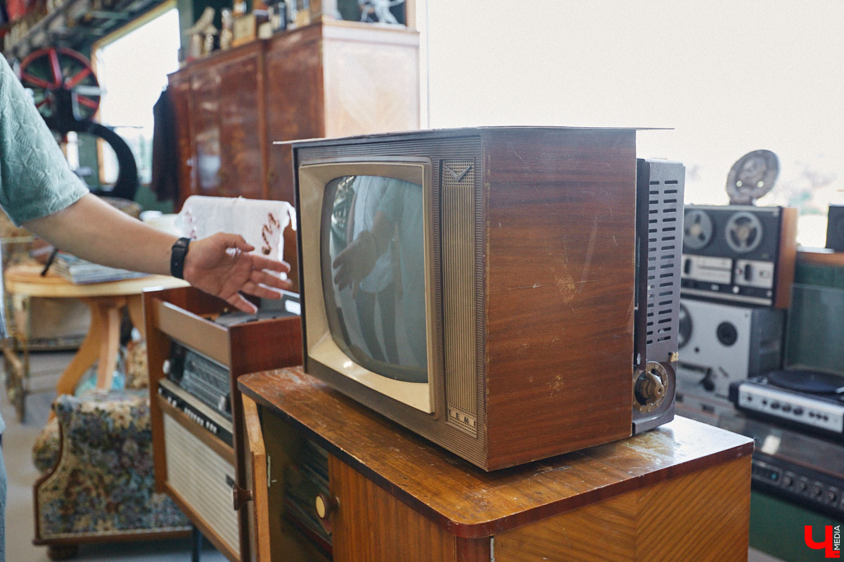 Частная коллекция семьи Жаровых        — весомая причина навестить город-музей. После открытия экспозиция насчитывала более двух тысяч объектов, сейчас собрание заметно выросло. В        нем уникальная техника, коляски, даже паровоз. «Ключ-Медиа» первым увидел новинку и        узнал, когда аналогичный локомотив будет курсировать между Суздалем и        Владимиром.