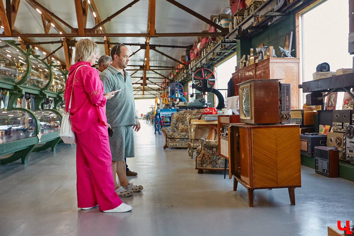 Частная коллекция семьи Жаровых        — весомая причина навестить город-музей. После открытия экспозиция насчитывала более двух тысяч объектов, сейчас собрание заметно выросло. В        нем уникальная техника, коляски, даже паровоз. «Ключ-Медиа» первым увидел новинку и        узнал, когда аналогичный локомотив будет курсировать между Суздалем и        Владимиром.