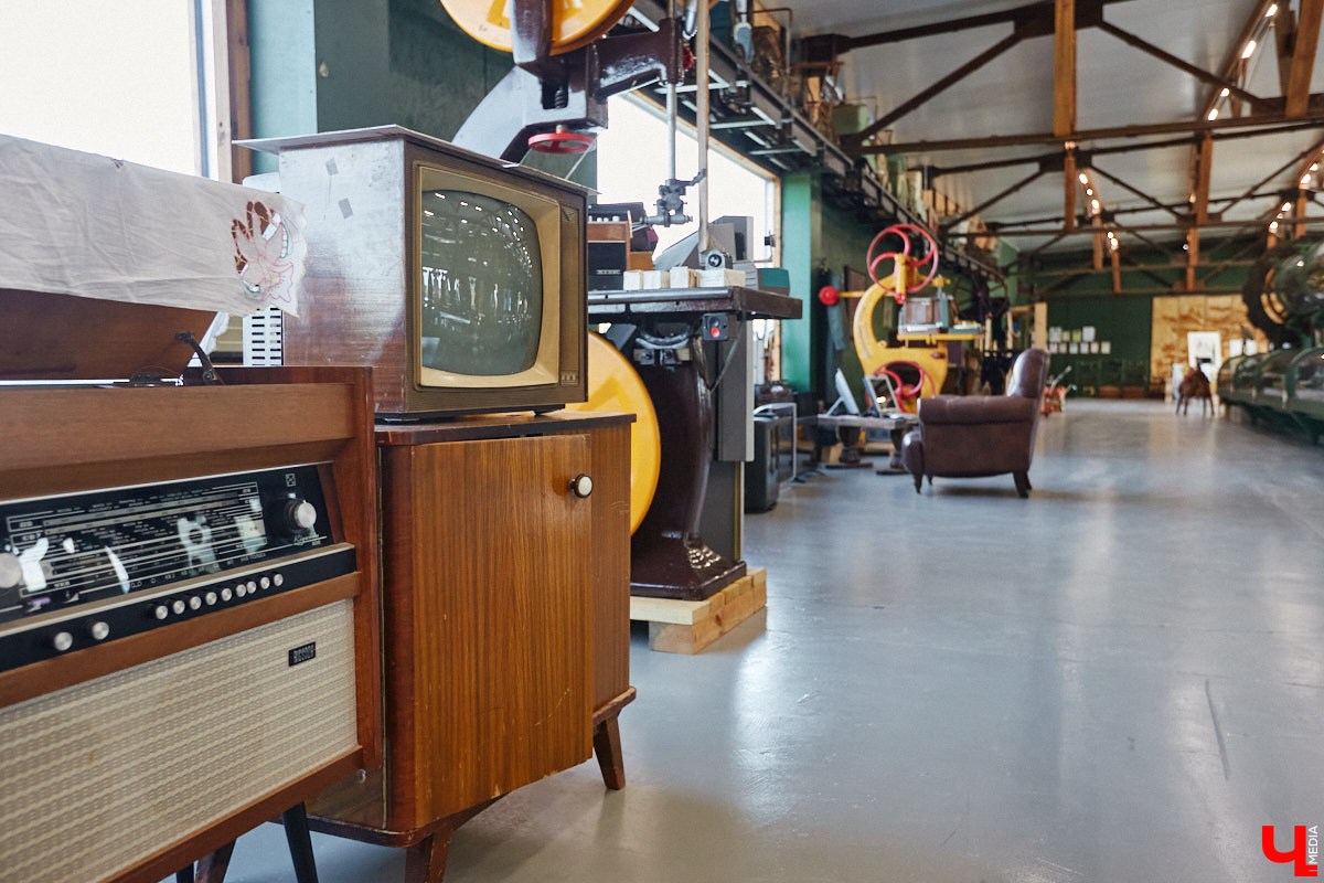 Частная коллекция семьи Жаровых        — весомая причина навестить город-музей. После открытия экспозиция насчитывала более двух тысяч объектов, сейчас собрание заметно выросло. В        нем уникальная техника, коляски, даже паровоз. «Ключ-Медиа» первым увидел новинку и        узнал, когда аналогичный локомотив будет курсировать между Суздалем и        Владимиром.