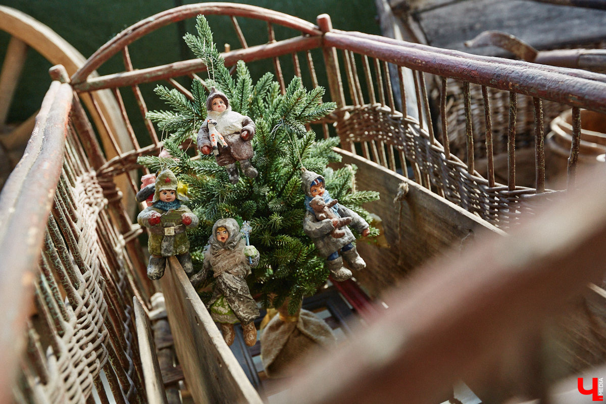 Частная коллекция семьи Жаровых        — весомая причина навестить город-музей. После открытия экспозиция насчитывала более двух тысяч объектов, сейчас собрание заметно выросло. В        нем уникальная техника, коляски, даже паровоз. «Ключ-Медиа» первым увидел новинку и        узнал, когда аналогичный локомотив будет курсировать между Суздалем и        Владимиром.