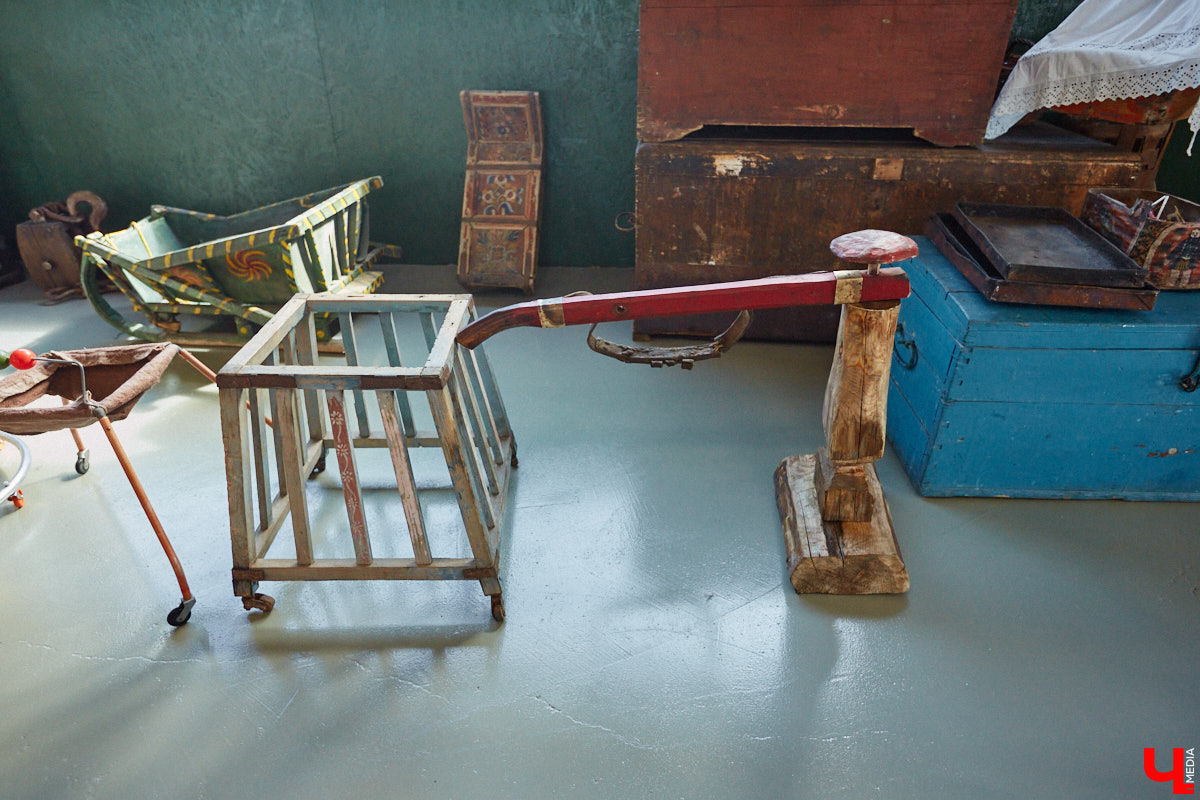 Частная коллекция семьи Жаровых        — весомая причина навестить город-музей. После открытия экспозиция насчитывала более двух тысяч объектов, сейчас собрание заметно выросло. В        нем уникальная техника, коляски, даже паровоз. «Ключ-Медиа» первым увидел новинку и        узнал, когда аналогичный локомотив будет курсировать между Суздалем и        Владимиром.